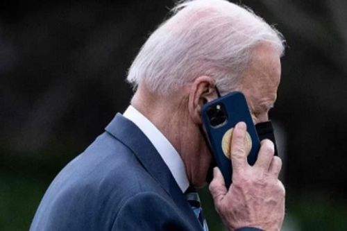 Quay lại Nhà Trắng giữa căng thẳng leo thang, Tổng thống Joe Biden gây chú ý khi dùng iPhone