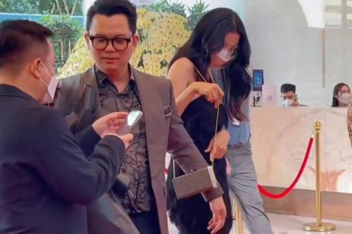 Thúy Vân khiến dân tình cười như được mùa: Một chiếc túi đến 2 người tranh nhau đeo