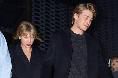 Taylor Swift và bạn trai kém tuổi đính hôn sau 5 năm hẹn hò?