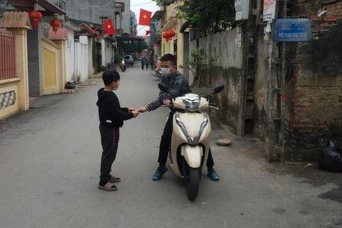 Ngang nhiên cướp giật điện thoại của trẻ em trên đường