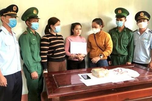 Bắt 1 phụ nữ người nước ngoài vận chuyển 1kg ma túy