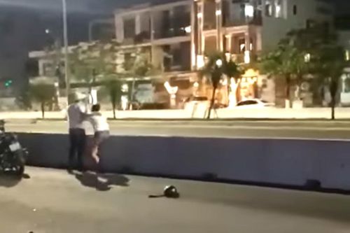 Nam thanh niên nắm tóc, hành hung bạn gái giữa đường phố Đà Nẵng