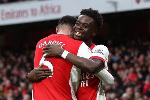 Arsenal phả hơi nóng vào Man United