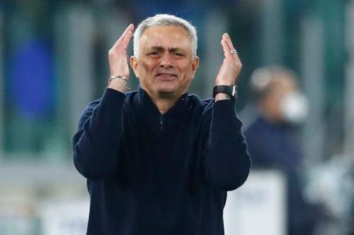 Mourinho nhận thẻ đỏ vì chế nhạo trọng tài