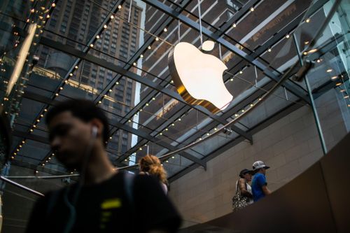 Nhân viên Apple Store dùng smartphone Android để tránh bị nghe lén