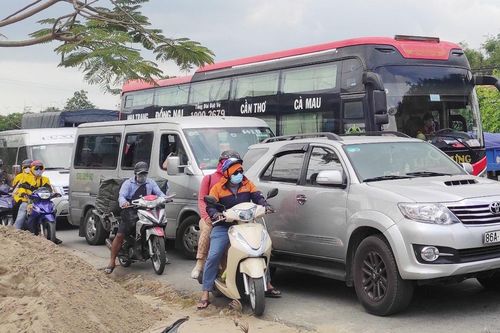 Khách hành hương tăng, quốc lộ 1 qua miền Tây ùn ứ xe cộ
