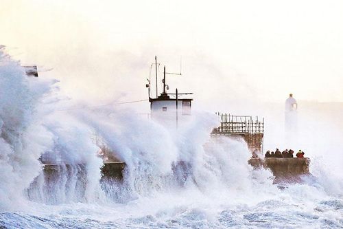 Bão Eunice gây thiệt hại nặng tại châu Âu