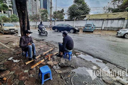 Rét kỉ lục 8 độ C, dân Hà Nội co ro chất củi sưởi ấm trên vỉa hè