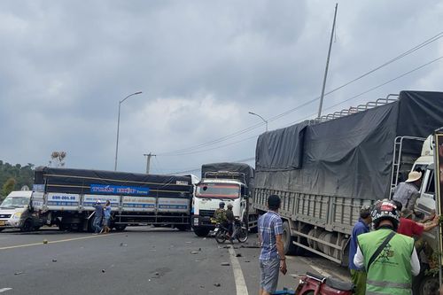 Lâm Đồng: Tai nạn liên hoàn tại trạm thu phí, 4 xe ôtô hư hỏng nặng