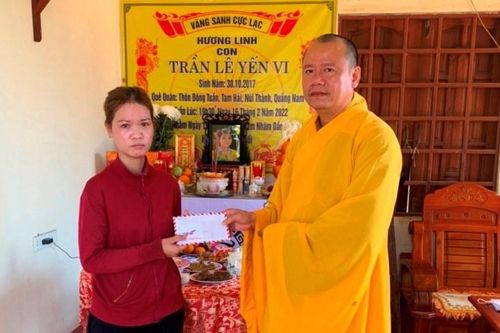 Chùa Diên Khánh động viên gia đình cháu bé không may tử vong tại sông Trường Giang