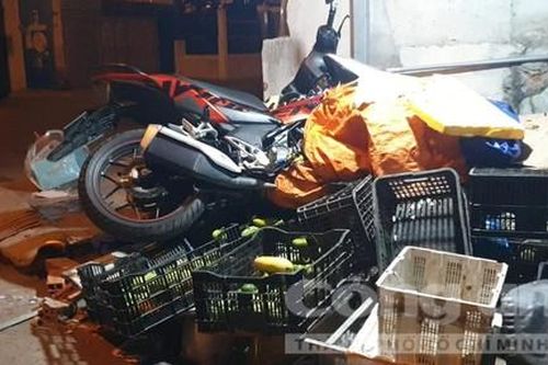 Xe máy lao vào sạp trái cây, thanh niên cùng bạn tử vong trong ngày sinh nhật
