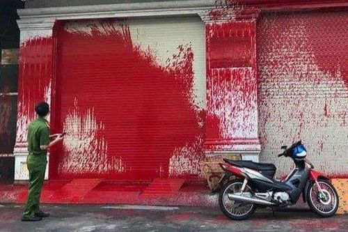 Ném dầu luyn, mắm tôm khủng bố con nợ