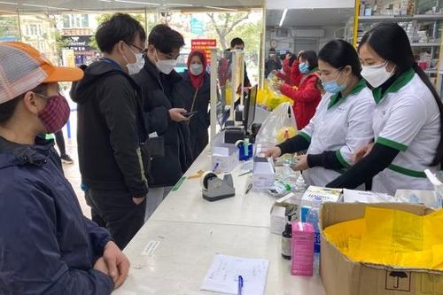 Hà Nội: Tấp nập người dân xếp hàng mua thuốc và kit test nhanh Covid-19