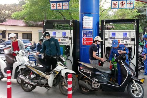 Áp lực tăng giá hàng hóa khi giá xăng dầu 'leo thang'