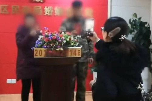 Con gái gây sốc khi đưa bố ruột và mẹ chồng đăng ký kết hôn