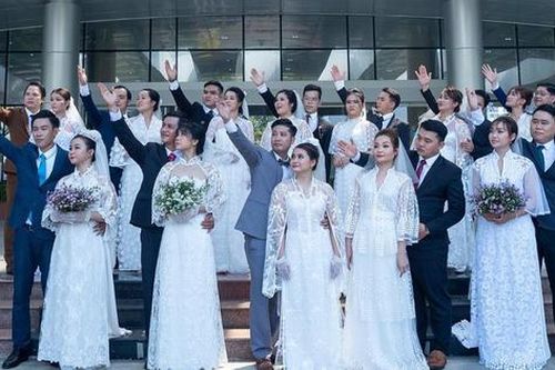 Lễ cưới đặc biệt của 20 cặp đôi nhân viên y tế