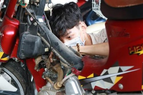 Nam sinh sửa xe miễn phí cho bạn bè ở ký túc xá