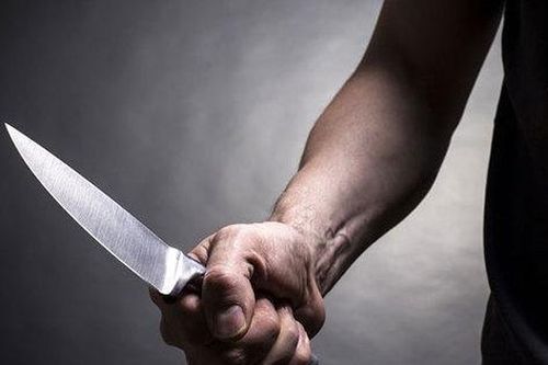 Mang dao vào buồng ngủ chém vợ vì nghi có người thứ ba
