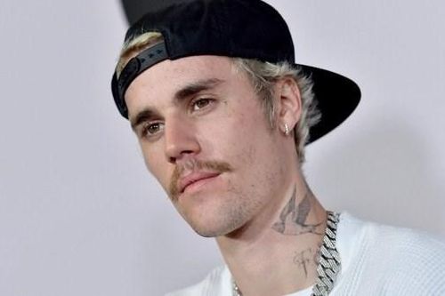Ca sỹ Justin Bieber hoãn buổi biểu diễn do mắc COVID-19