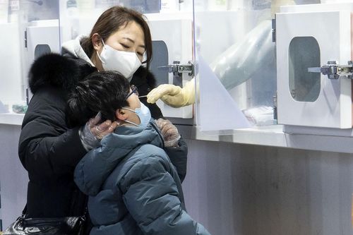 Số ca COVID-19 tăng mạnh, Hàn Quốc cho các trường tự quyết việc đi học