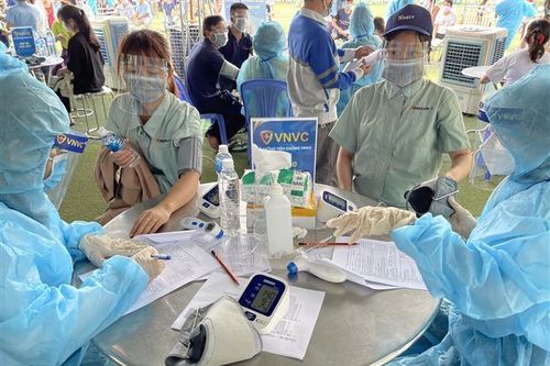 Thanh Hóa: Bất cập khi công nhân xét nghiệm tại trạm y tế xã, phường