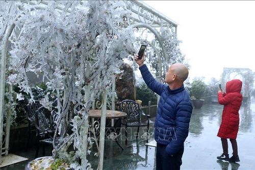 Du khách thích thú khi ngắm băng trên đỉnh đèo Ô Quý Hồ