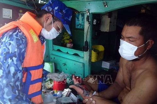 Kịp thời sơ cứu ngư dân bị nạn trên biển