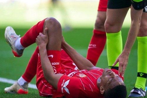Man United xanh mặt khi Martial chấn thương ở Sevilla