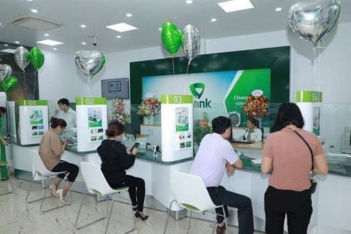 Miễn phí chuyển khoản lại tăng mạnh phí SMS Banking, Vietcombank nói gì?