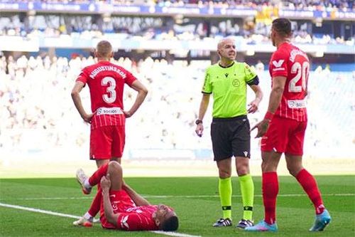 Vừa ghi bàn ra mắt Sevilla, Martial lại phải 'ngồi chơi xơi nước'