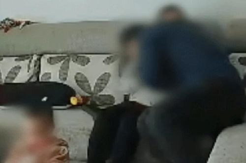 Thuê bảo mẫu về chăm sóc con trai, chủ nhà sốc nặng khi chứng kiến hành động của ả qua camera