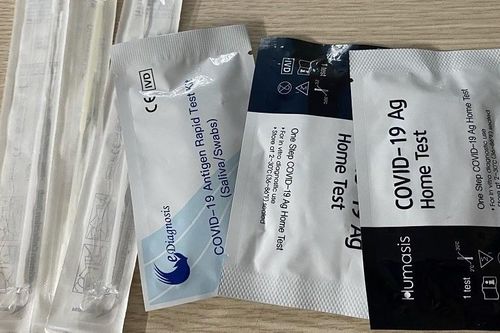 Số ca nhiễm Covid tăng nhanh khiến loạn giá kit xét nghiệm