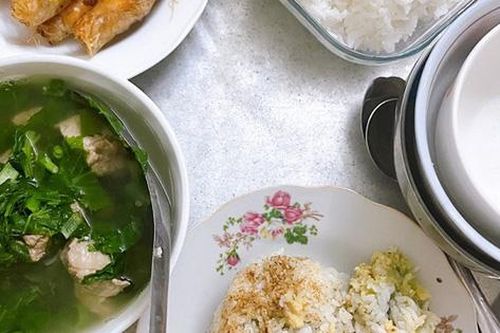 Bi hài chuyện cả nhà F0 'cơm bưng nước rót' chăm sóc F1