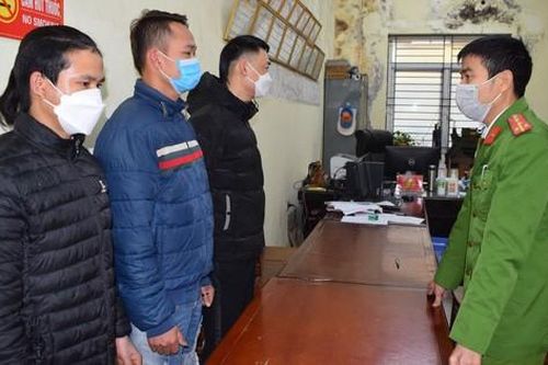 Hưng Yên: Một gia đình bị ném mắm tôm, dầu luyn vào nhà