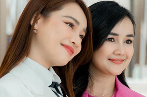 Nhã Phương được chị gái tháp tùng đi sự kiện, nhan sắc người phụ nữ này khiến khán giả chú ý
