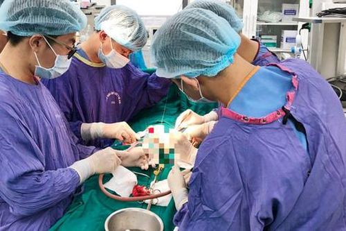 Người đàn ông gãy 'của quý' khi chơi cùng con