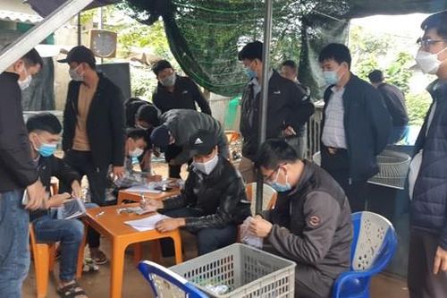 Công an bao vây trường gà, phát hiện hàng chục đối tượng 'miệt mài' cá độ