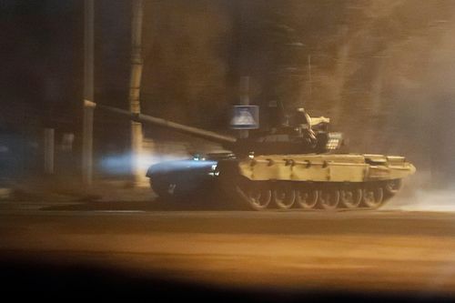 Xe tăng chạy trên đường phố Donetsk