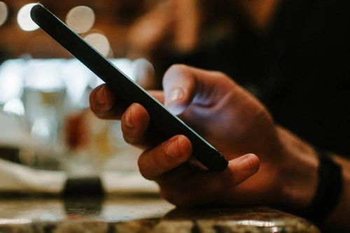 Vào tù, tiêu tan sự nghiệp vì nhắn tin quấy rối học sinh ở Mỹ