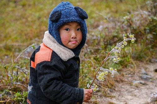 Trẻ vùng cao nghịch băng ngày giá rét