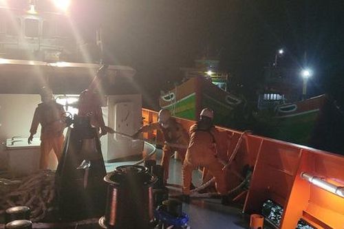 Vượt sóng to gió lớn trong đêm, kịp thời cứu 2 tàu cá cùng nhiều ngư dân gặp nạn