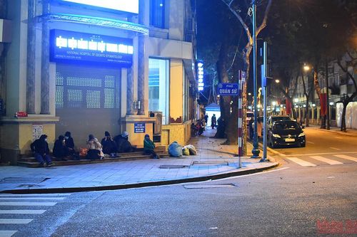 Hà Nội trở rét, người vô gia cư co ro trong đêm gió