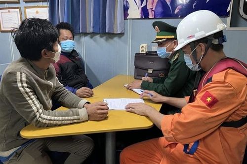 Cứu nạn 5 thuyền viên trôi dạt trên vùng biển Quảng Nam