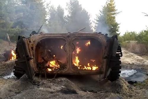 Nga tung video xe bọc thép nghi của Ukraine bị thiêu rụi khi xâm nhập lãnh thổ