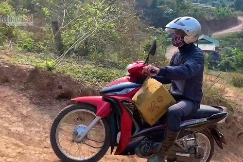 Cung đường khúc khuỷu của thầy giáo đi 'gọi' học sinh đến trường