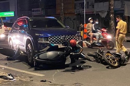 TP Hồ Chí Minh: Ô tô 7 chỗ đâm liên hoàn xe máy dừng đèn đỏ, 3 người bị thương