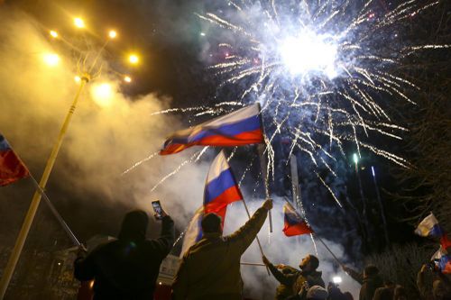 Người dân 2 nước Cộng hòa tự xưng ở Ukraine bắn pháo hoa ăn mừng