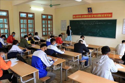 Nhiều trường học ở Sơn La cho học sinh tạm dừng đến trường để chống rét