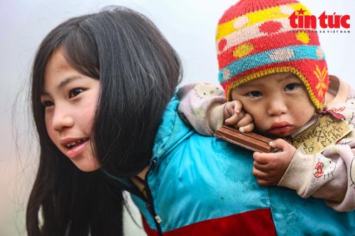 Nụ cười của các em nhỏ vùng cao trong những ngày giá rét