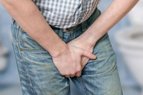 Đang xem điện thoại thì dương vật cương cứng, rồi bất ngờ bị gãy vì lý do hi hữu